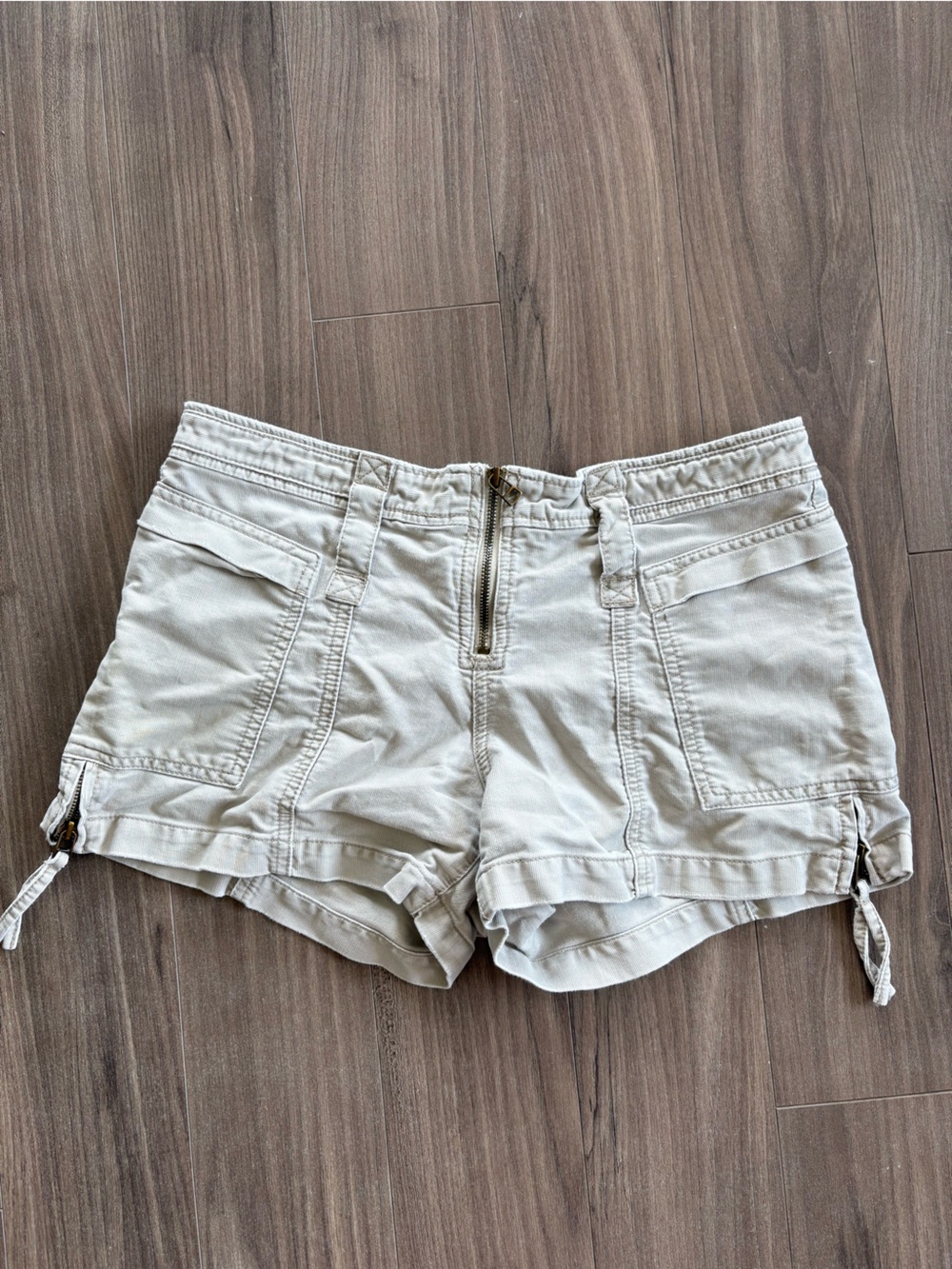 Vintage American Eagle Outfitters Cream Cargo Shorts with Front Zip